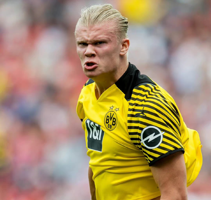 FB体育下载-法兰克福客场取胜，战绩领跑德甲积分榜